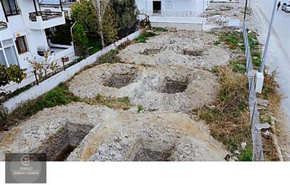 URLA ATATÜRK-KAZISI YAPILI DENİZE 200 m-TAM KÖŞE-2 VİLLALIK ARSA