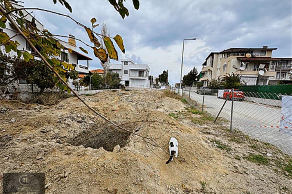 URLA ATATÜRK-KAZISI YAPILI DENİZE 200 m-TAM KÖŞE-2 VİLLALIK ARSA