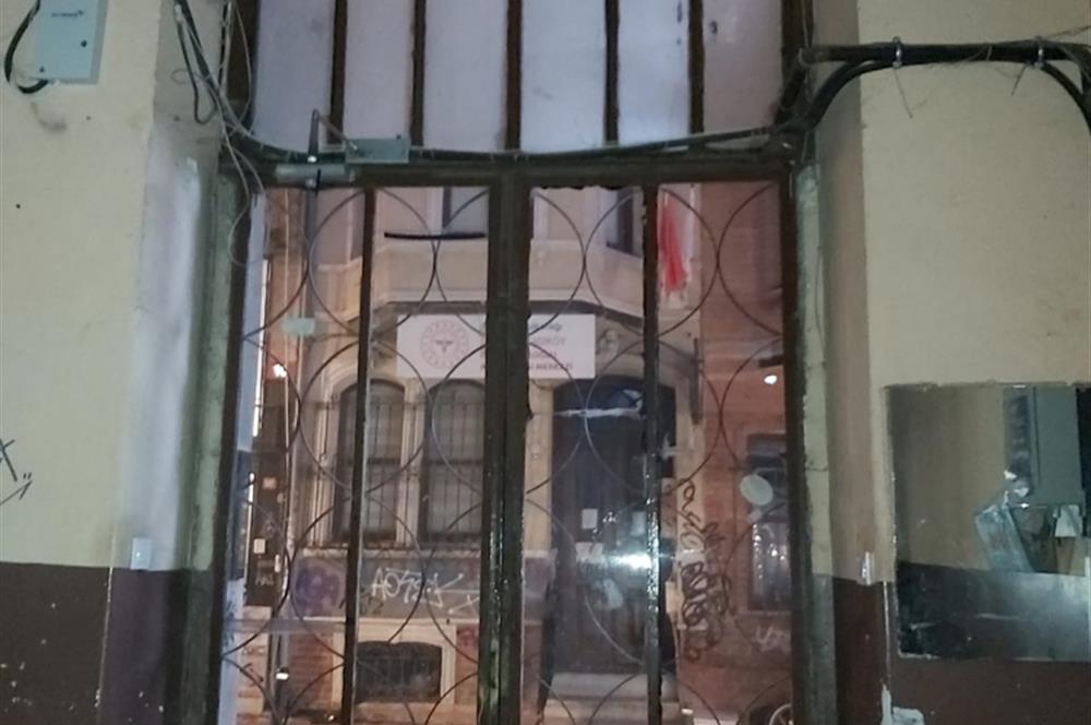 Modanın Kalbinde Komple Satılık Tarihi Eser Bina