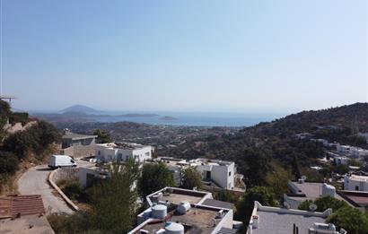 ORTAKENT GÜRECE DENİZ MANZARALI SATILIK MÜSTAKİL 3 DAİRELİ BİNA