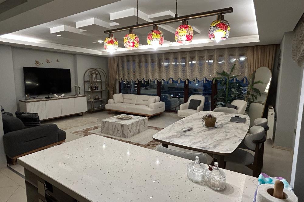 Atatürk Bulvarı'nda Deniz & Liman Manzaralı Lüks Daire