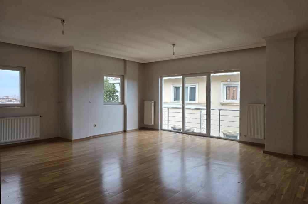 ÇAMLIBELDE KONAKLARINDA, HAVUZ MANZARALI, 3+1 SATILIK DAİRE