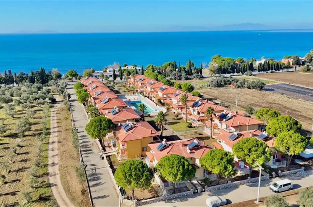 DENİZE SIFIR SİTEDE SATILIK 3+1 EŞYALI VİLLA
