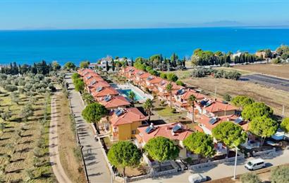 DENİZE SIFIR SİTEDE SATILIK 3+1 EŞYALI VİLLA