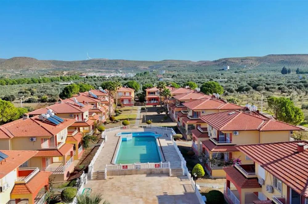 DENİZE SIFIR SİTEDE SATILIK 3+1 EŞYALI VİLLA