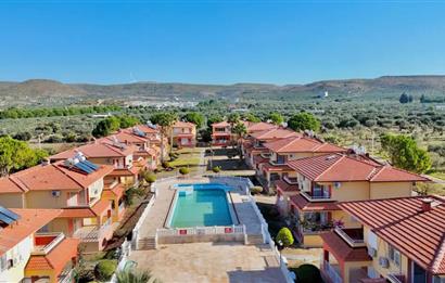 DENİZE SIFIR SİTEDE SATILIK 3+1 EŞYALI VİLLA