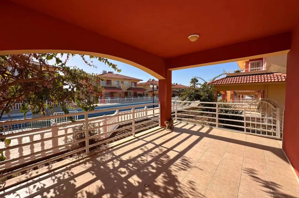 DENİZE SIFIR SİTEDE SATILIK 3+1 EŞYALI VİLLA