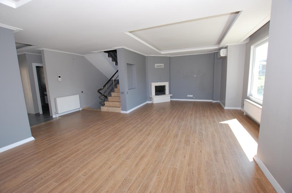 Uskumruköy Elit Site'de Şerefiyesi Yüksek Satılık İkiz Villa