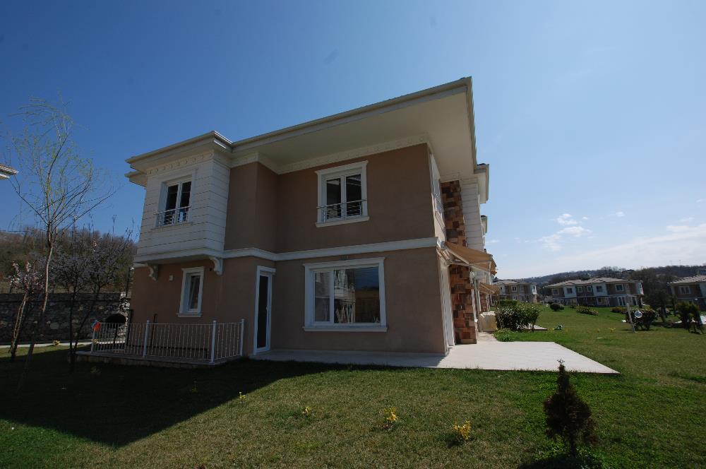 Uskumruköy Elit Site'de Şerefiyesi Yüksek Satılık İkiz Villa