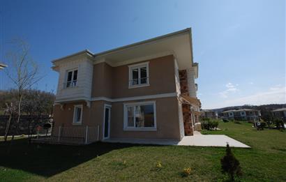 Uskumruköy Elit Site'de Şerefiyesi Yüksek Satılık İkiz Villa
