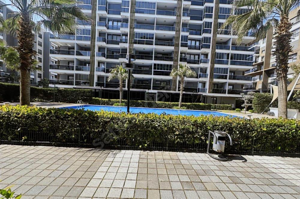 Ataşehir Loca Sitesinde Havuz Manzaralı 3+1 