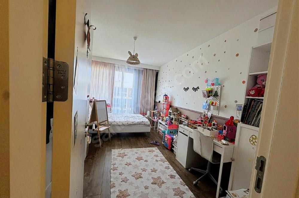 Ataşehir Loca Sitesinde Havuz Manzaralı 3+1 