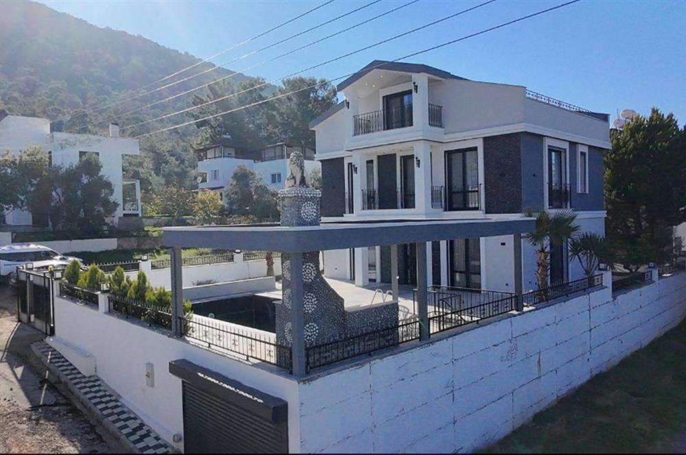 AKBÜKTE TAM MÜSTAKİL FULL EŞYALI 4+1 HAVUZLU VİLLA