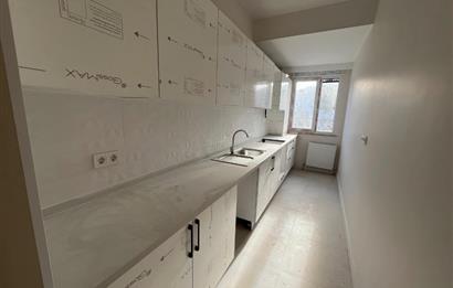 ALTINTEPE'NİN MERKEZİNDE 0 BİNADA SOKAĞA CEPHELİ 2+1