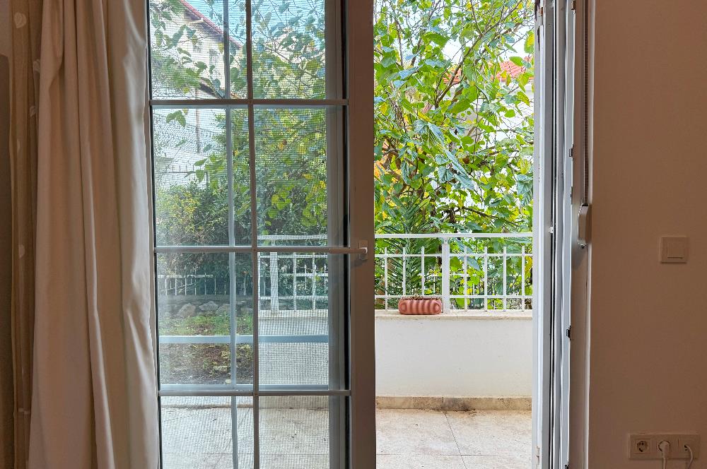 Datça Merkez'de Satılık Bahçeli Ara Kat 2+1 Balkonlu Geniş Daire