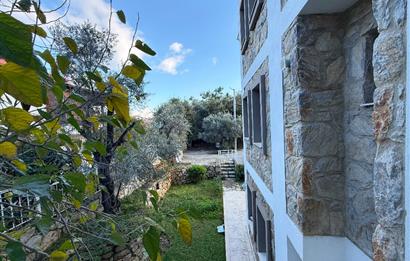 Datça Merkez'de Satılık Bahçeli Ara Kat 2+1 Balkonlu Geniş Daire