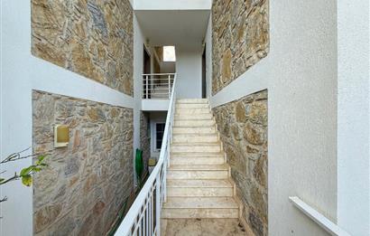 Datça Merkez'de Satılık Bahçeli Ara Kat 2+1 Balkonlu Geniş Daire