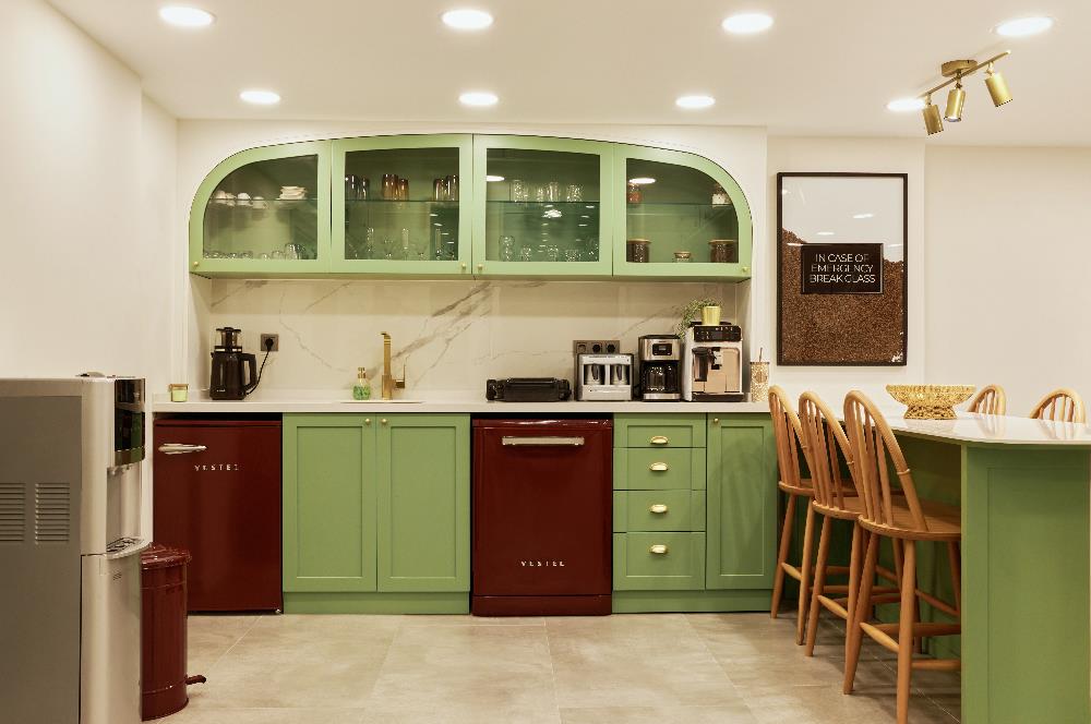 Geniş Vitrin, Şık Dekorasyonlu Satılık 180m² Ticari Alan