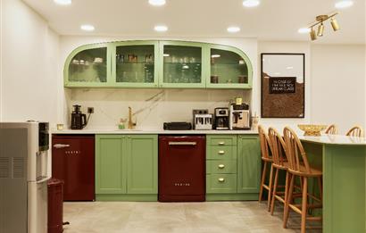 Geniş Vitrin, Şık Dekorasyonlu Satılık 180m² Ticari Alan