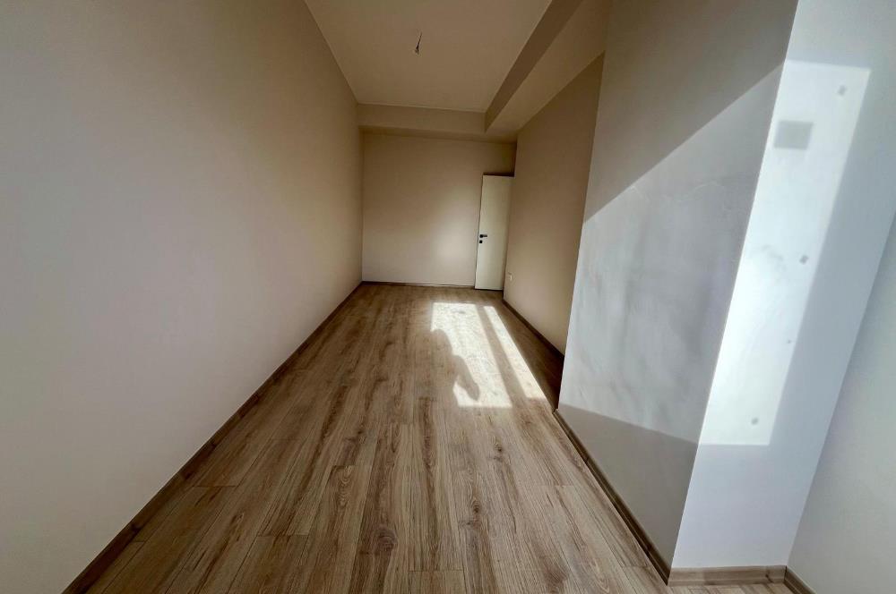 ALTINTEPE'NİN MERKEZİNDE 0 BİNADA SOKAĞA CEPHELİ 2+1