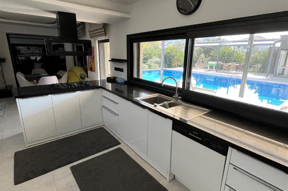 Ahmetbeyli'de Doğanın Kalbinde Mandalina Kokulu Lüks Villa