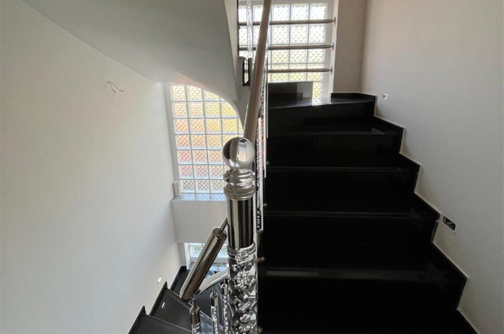 Ahmetbeyli'de Doğanın Kalbinde Mandalina Kokulu Lüks Villa