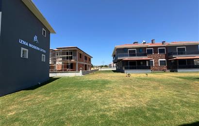 Foça Bağarası'nda Site İçerisinde Bahçe Katı 2+1 Kiralık Daire