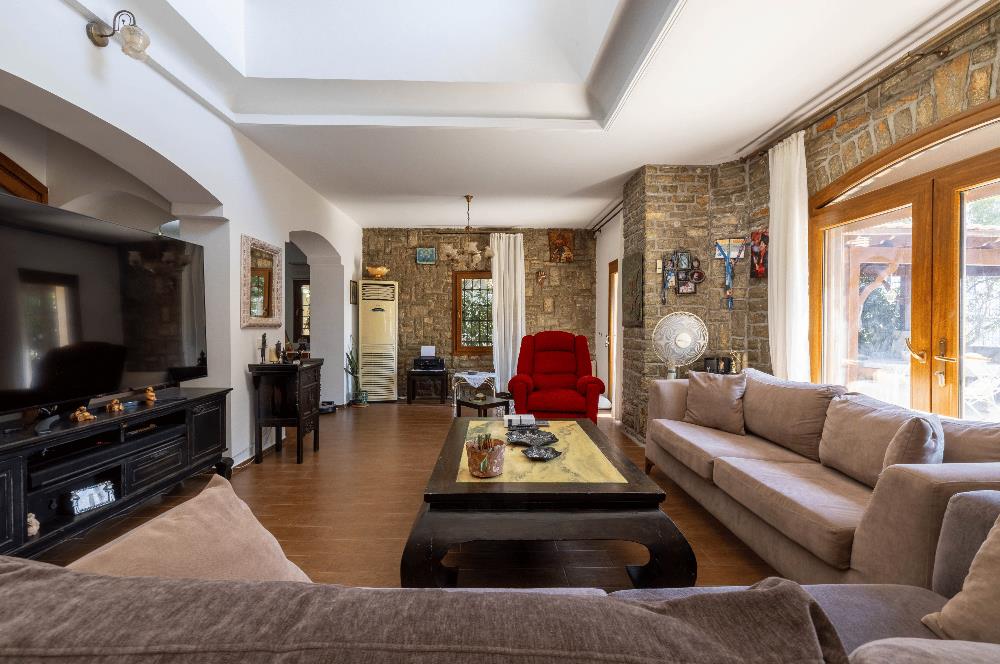 Bodrum Kumbahçe Satılık 5+1 Müstakil Yarı Taş Villa ve 2+1 Daire