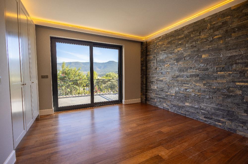 Torba'da Müstakil Havuzlu Denize Yürüme Mesafesinde Lüks Villa