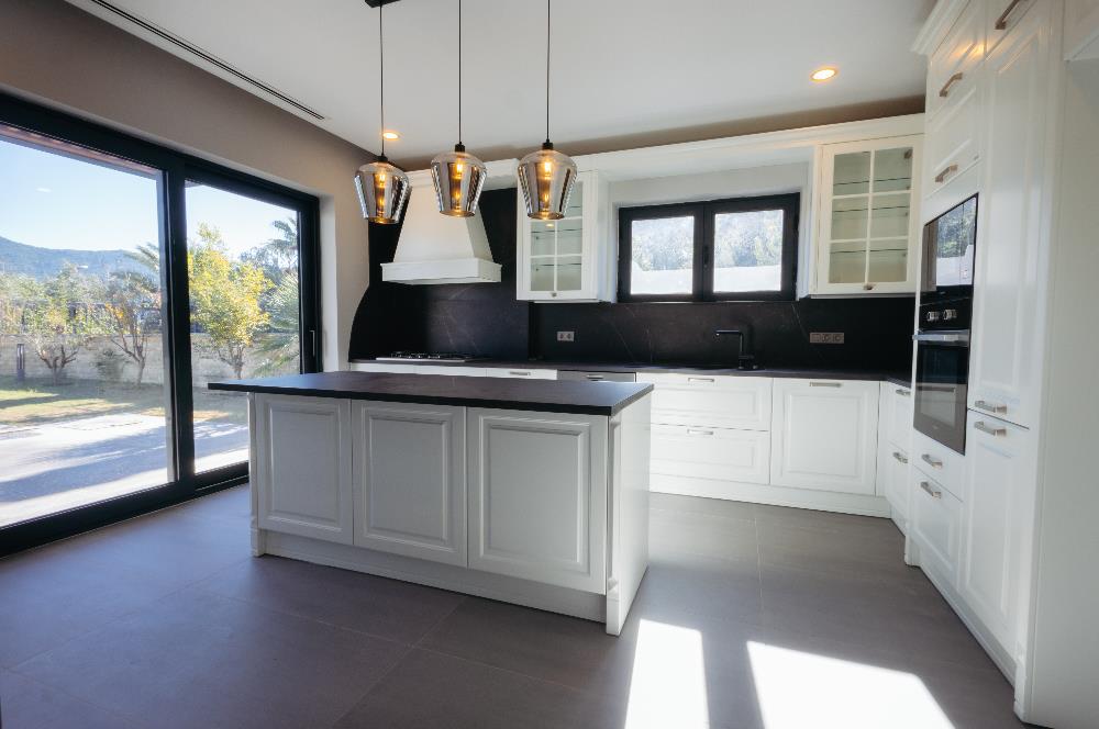 Torba'da Müstakil Havuzlu Denize Yürüme Mesafesinde Lüks Villa