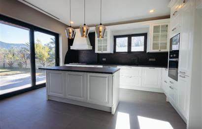 Torba'da Müstakil Havuzlu Denize Yürüme Mesafesinde Lüks Villa