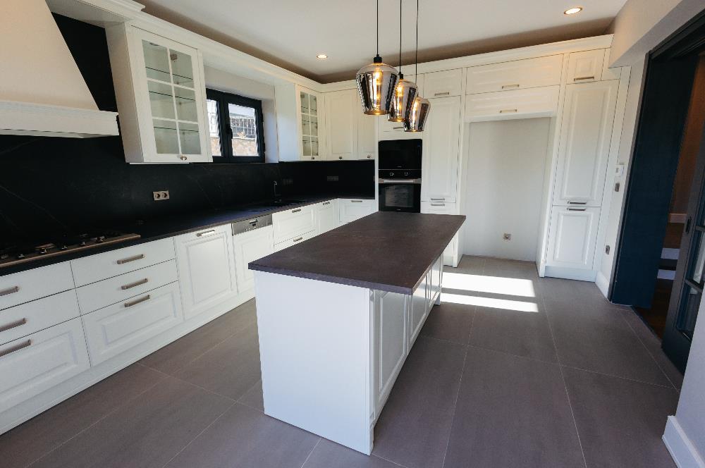 Torba'da Müstakil Havuzlu Denize Yürüme Mesafesinde Lüks Villa