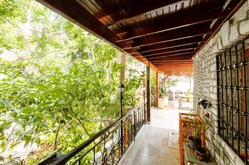 Bodrum Kumbahçe Satılık 5+1 Müstakil Yarı Taş Villa ve 2+1 Daire