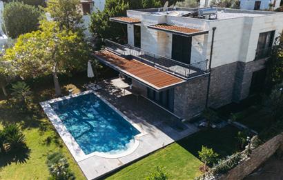 Torba'da Müstakil Havuzlu Denize Yürüme Mesafesinde Lüks Villa