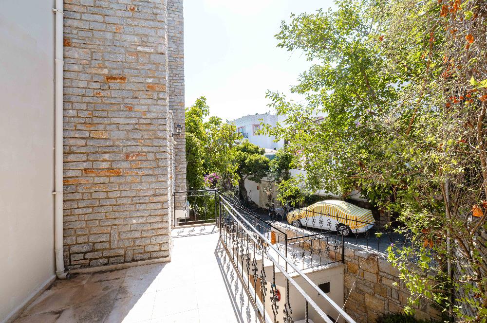 Bodrum Kumbahçe Satılık 5+1 Müstakil Yarı Taş Villa ve 2+1 Daire