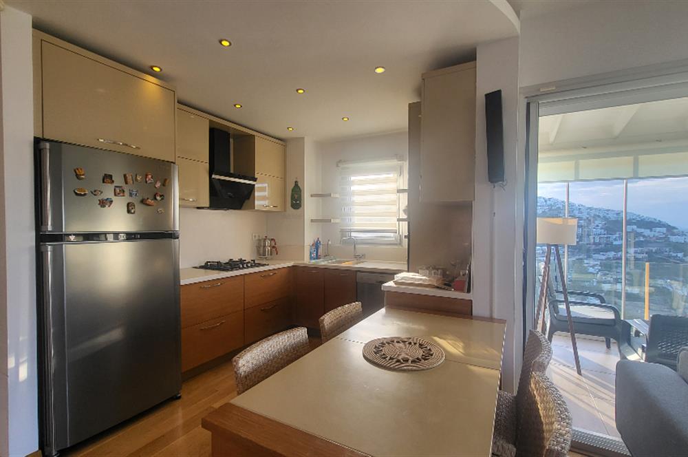 Yalıkavak Geriş'de Deniz Manzaralı Havuzlu 2+1 Yıllık Kiralık Daire