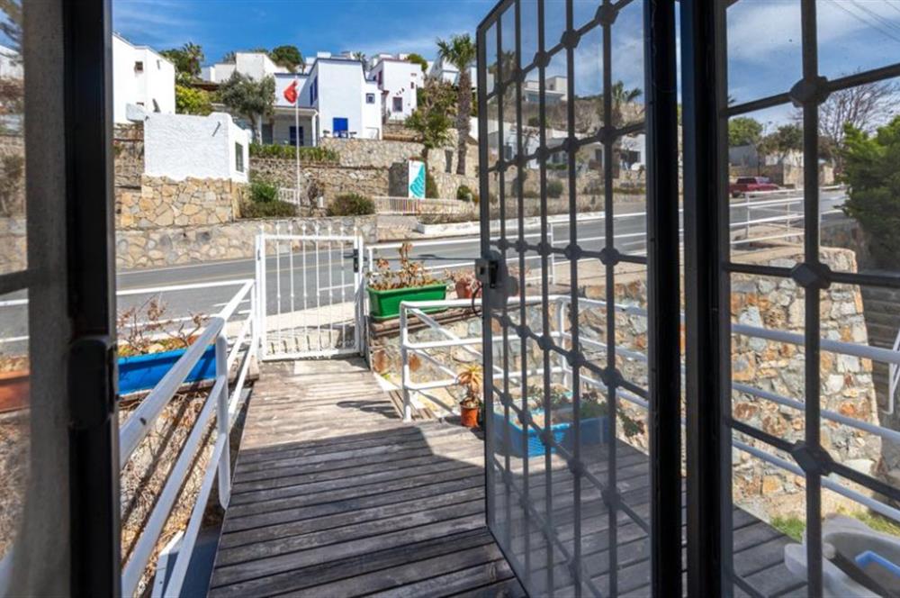 Yalıkavak Geriş'de Deniz Manzaralı Havuzlu 2+1 Yıllık Kiralık Daire