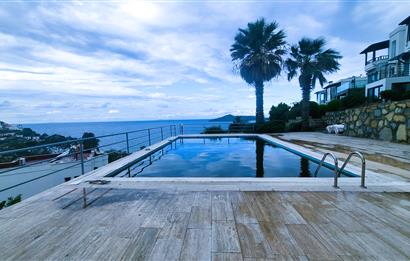 Yalıkavak Geriş'de Deniz Manzaralı Havuzlu 2+1 Yıllık Kiralık Daire