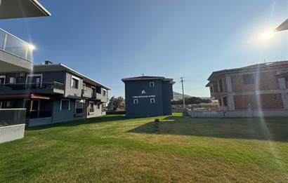 Foça Bağarası'nda Site İçerisinde Bahçe Katı 2+1 Kiralık Daire