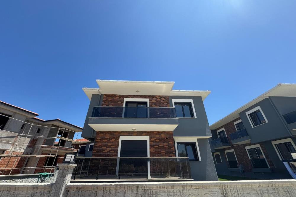 Foça Bağarası'nda Site İçerisinde Bahçe Katı 2+1 Kiralık Daire
