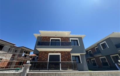 Foça Bağarası'nda Site İçerisinde Bahçe Katı 2+1 Kiralık Daire