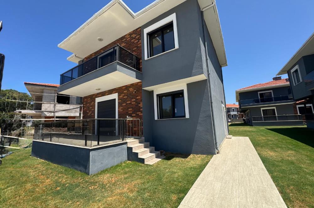 Foça Bağarası'nda Site İçerisinde Bahçe Katı 2+1 Kiralık Daire