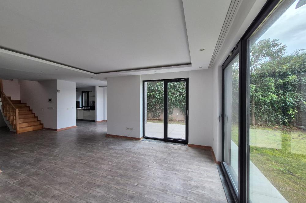 Uskumruköy Lotus Life'ta Havuz Cepheli Bahçe Dubleks