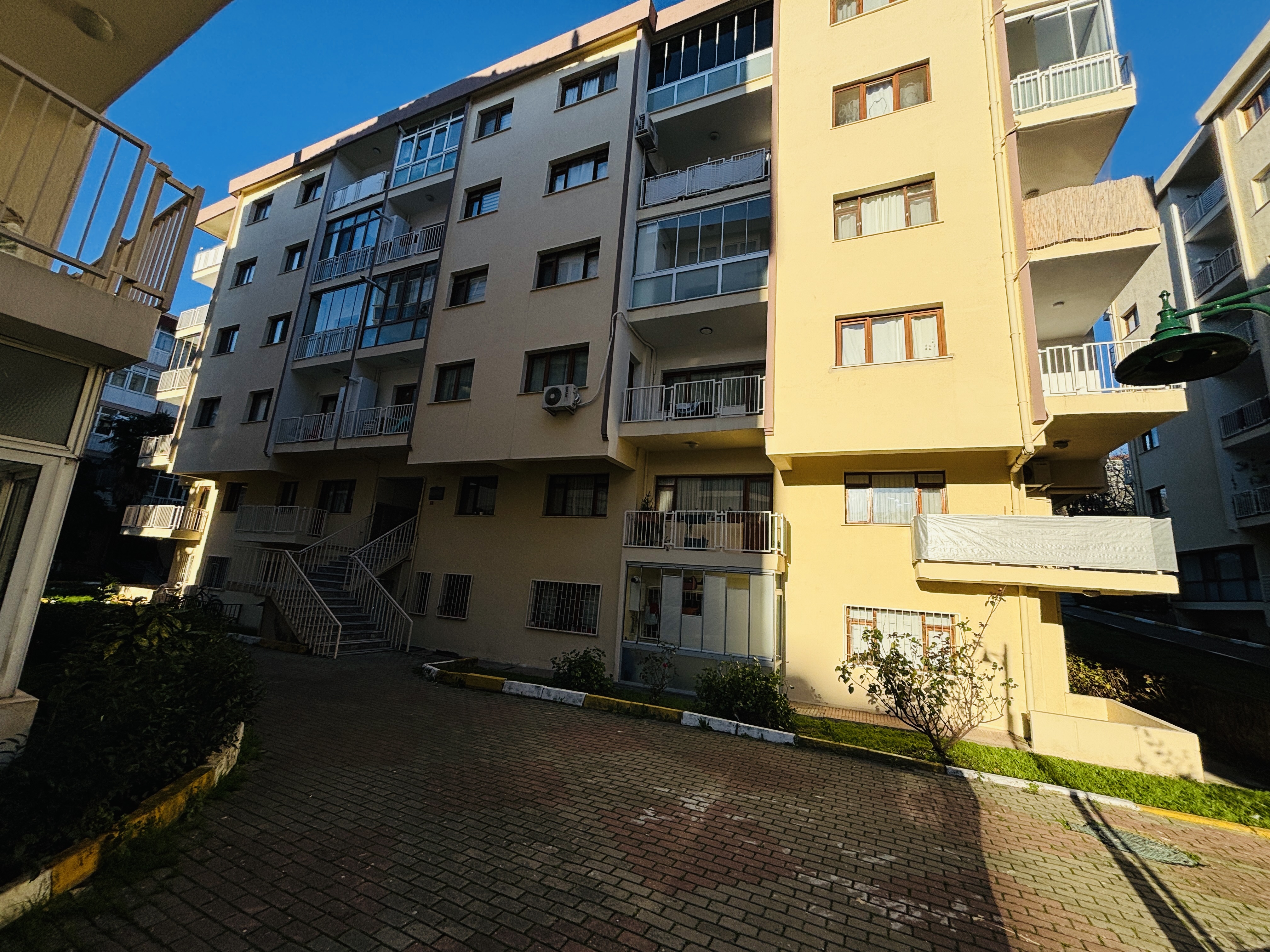 KOŞUYOLU BAHAR SİTESi'NDE YÜKSEK GİRİŞ , BALKONLU 2+1 KİRALIK