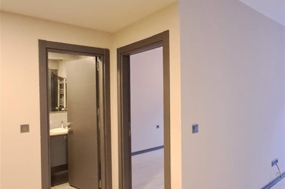 METROBÜSE YAKIN GÜNEY CEPHE SİTE İÇİNDE 1+1 BOŞ SATILIK DAİRE