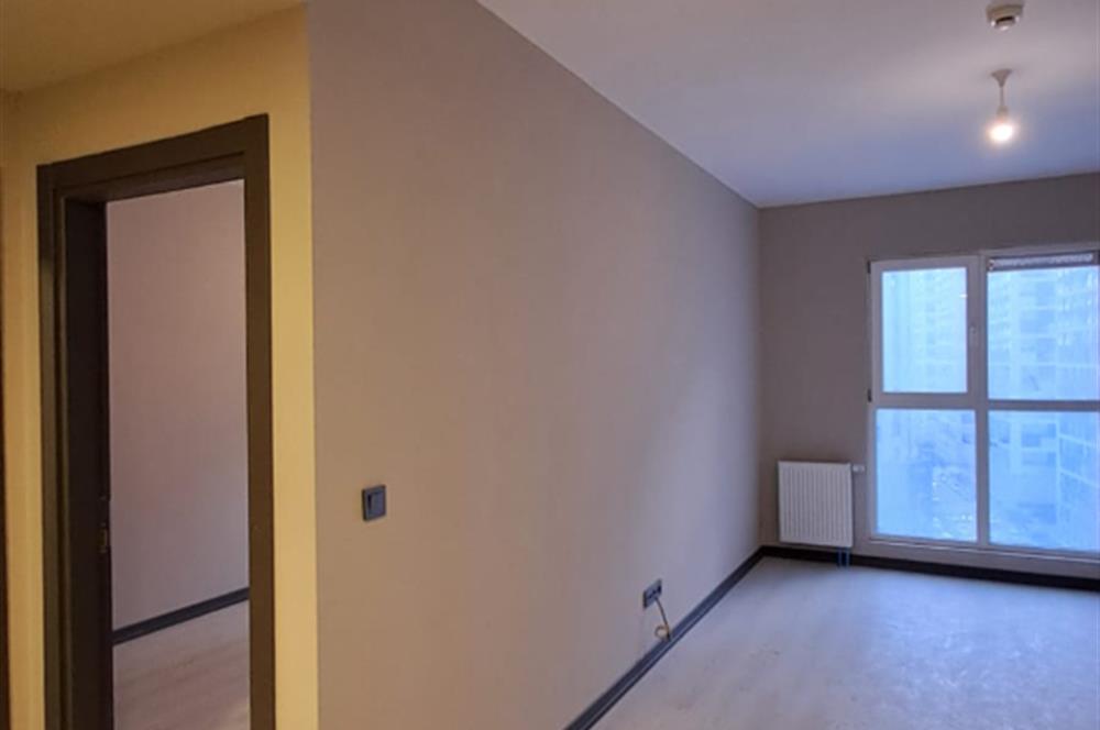 METROBÜSE YAKIN GÜNEY CEPHE SİTE İÇİNDE 1+1 BOŞ SATILIK DAİRE