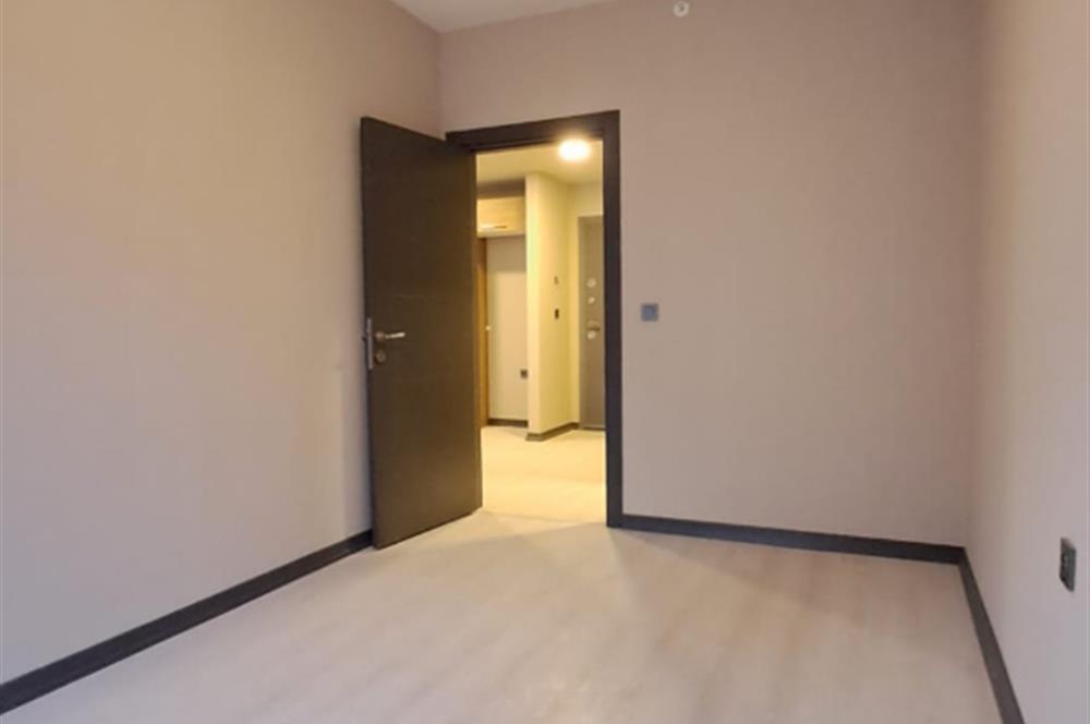 METROBÜSE YAKIN GÜNEY CEPHE SİTE İÇİNDE 1+1 BOŞ SATILIK DAİRE