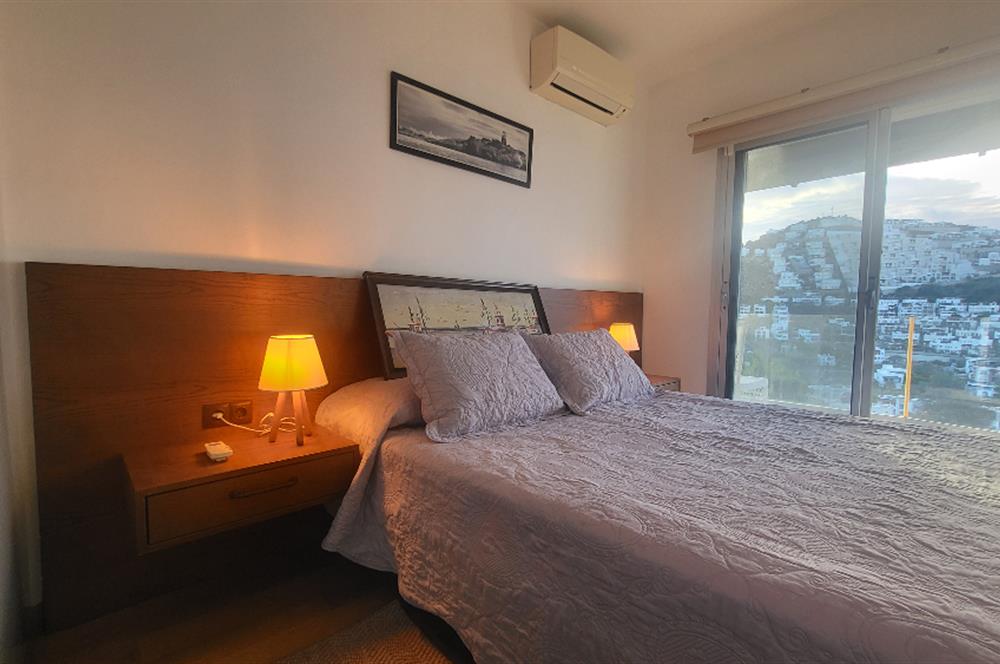 Yalıkavak Geriş'de Deniz Manzaralı Havuzlu 2+1 Yıllık Kiralık Daire