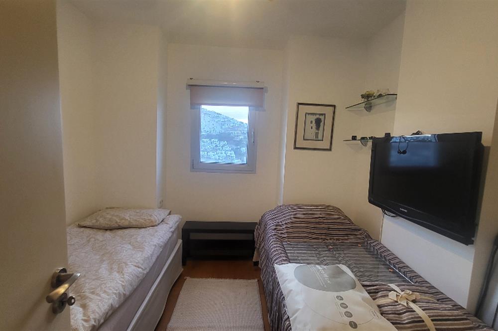 Yalıkavak Geriş'de Deniz Manzaralı Havuzlu 2+1 Yıllık Kiralık Daire
