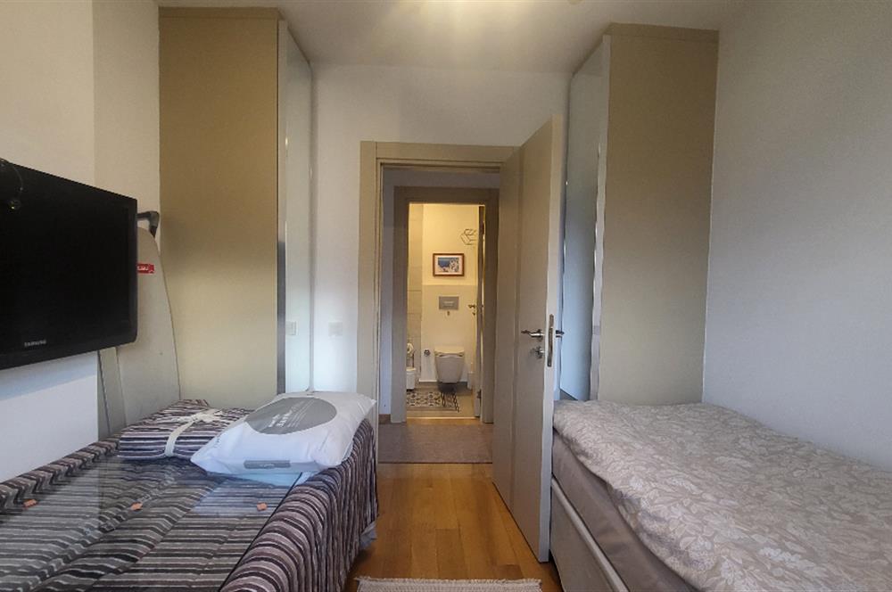 Yalıkavak Geriş'de Deniz Manzaralı Havuzlu 2+1 Yıllık Kiralık Daire